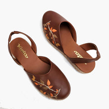 Load image into Gallery viewer, Alpargatas bordadas de mujer fabricada en textura lisa y en planta forrada de soguilla