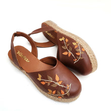 Load image into Gallery viewer, Alpargatas bordadas de mujer fabricada en textura lisa, color marron y en planta forrada de soguilla