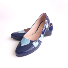 Cargar imagen en el visor de la galería, Balerinas para mujeres en color azul charol y corazones en color celeste.