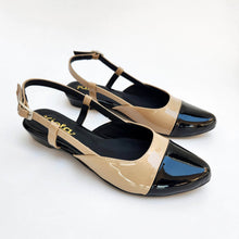 Load image into Gallery viewer, Balerinas de mujer con diseño destalonado fabricados en textura charol en color beige y negro y con una planta incorporada de 3 ctms