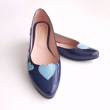 Cargar imagen en el visor de la galería, Balerinas para mujer en color azul y corazones celestes. Fabricados en charol.