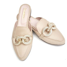 Cargar imagen en el visor de la galería, Zapatos de mujer del estilo mules en punta almendrada con una llamativa cadeneta