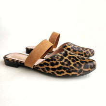 Cargar imagen en el visor de la galería, Mules para mujer en planta de 1.5 ctms y en combinación de materiales. Animal print con suede en color caramelo.