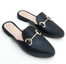 Load image into Gallery viewer, Mules de mujer en color negro, textura lisa y con hebilla