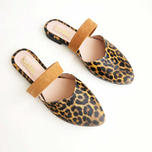 Cargar imagen en el visor de la galería, Mules para mujer fabricados en animal print con una combinación de suede en color caramelo.