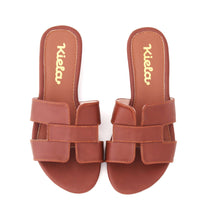 Cargar imagen en el visor de la galería, Sandalias de mujer en textura lisa color caramelo.