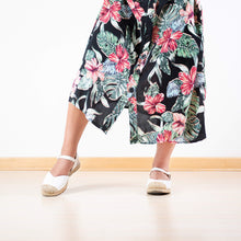 Load image into Gallery viewer, Alpargatas blancas de mujer en textura lisa mate. Con una planta forrada en soguilla.