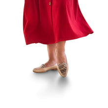 Cargar imagen en el visor de la galería, Balerinas de mujer fabricada con una combinación de texturas y en punta almendrada que estiliza tu figura.