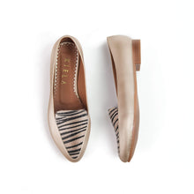 Cargar imagen en el visor de la galería, Balerinas de mujer fabricadas en punta almendrada y en combinación de texturas.