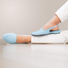 Cargar imagen en el visor de la galería, Balerinas destalonadas en punta almendrada de textura lisa y plamta de taco incoporado de 3 ctms