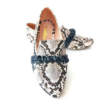 Cargar imagen en el visor de la galería, Balerinas de mujer en punta almendrada. Está fabricada en textura labrada piton y tiene una trenza negra en la parte de adelante.