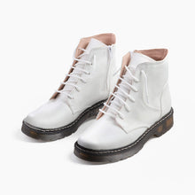 Load image into Gallery viewer, Botin de mujer, color blanco textura lisa con cierre al costado