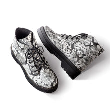 Load image into Gallery viewer, Botin de mujer en textura grabado sin cierre al costado