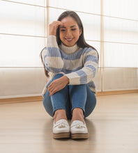 Load image into Gallery viewer, Mocasines de mujer en material combinadas entre liso y grabado.