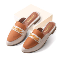 Load image into Gallery viewer, Mules de mujer con el detalle de la cadena en la capellada. Fabricadas en color caramelo con humo