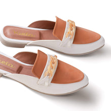 Load image into Gallery viewer, Mules de mujer con cadena en la capellada y combinación de colores caramelo y humo.