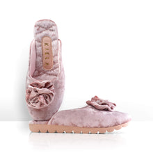 Cargar imagen en el visor de la galería, Pantuflas de mujer en material brilloso y con planta gruesa para dar comodidad en casa.
