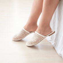 Cargar imagen en el visor de la galería, Pantuflas de novias en color perla