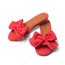 Cargar imagen en el visor de la galería, Sandalia de mujer con lazo en el centro, textura gamuza en color rojo