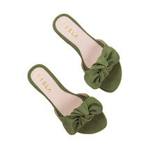 Cargar imagen en el visor de la galería, Sandalias de mujer con un lazo en el centro tiene textura gamuza