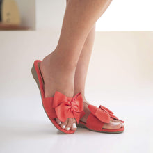 Cargar imagen en el visor de la galería, Sandalia de mujer con lazo en el centro y con textura gamuza