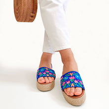 Load image into Gallery viewer, Sandalias bordadas con planta forrada de soguilla
