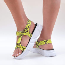 Cargar imagen en el visor de la galería, Sandalias de mujer en planta deportiva y con textura labrada en piton