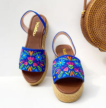 Load image into Gallery viewer, Sandalias de mujer bordadas color azulino