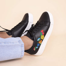 Load image into Gallery viewer, Zapatillas negras bordadas para mujer
