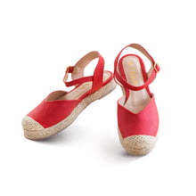 Load image into Gallery viewer, Alpargatas de mujer en textura mate lisa y en color rojo. Cuenta con una planta forrada en Soguilla.