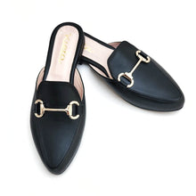 Load image into Gallery viewer, Zapatos de mujer del estilo mules en color negro en textura lisa 
