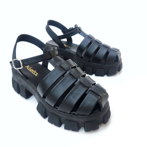 Sandalias para mujer con diseño franciscanas fabricadas en color negro textura liso.