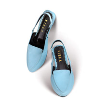 Load image into Gallery viewer, Zapatos de mujer con estilo de balerinas destalonadas en punta almendrada. Fabricadas en textura liso mate en color celeste.
