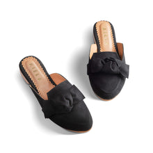 Cargar imagen en el visor de la galería, Zapatos de mujer estilo mules negras con lazo en textura gamuza
